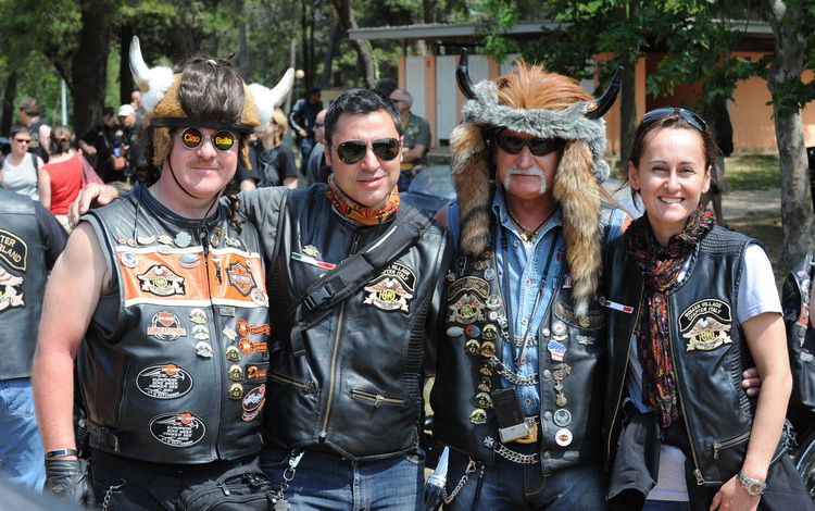 Zadar, 280511.
Odrzana je parada Harley Davidson motora izmedju Zadra i Biograda u kojoj je sudjelovalo vise tisuca motora. Oko 12 sati s Borika u Zadru krenula je kolona Harley Davidsona duga 4 kilometra koja se zaputila u Biograd gdje se odrzavaju dani Zadar, 280511.
Odrzana je parada Harley Davidson motora izmedju Zadra i Biograda u kojoj je sudjelovalo vise tisuca motora. Oko 12 sati s Borika u Zadru krenula je kolona Harley Davidsona duga 4 kilometra koja se zaputila u Biograd gdje se odrzavaju dani