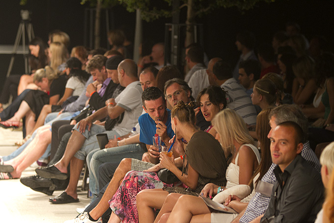 Trodnevna modna manifestacija Zadar fashion nights održava se na Trgu Ivana Pavla II. Prve večeri, pod nazivom ‘Urban Night’ predstavili su se kreatori i modne kuće: Toni Brekalo, Galko, Callegari, Oktan, Ana Milin i Margarete Ete. U glazbenom dijelu prog Trodnevna modna manifestacija Zadar fashion nights održava se na Trgu Ivana Pavla II. Prve večeri, pod nazivom ‘Urban Night’ predstavili su se kreatori i modne kuće: Toni Brekalo, Galko, Callegari, Oktan, Ana Milin i Margarete Ete. U glazbenom dijelu prog