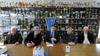 Zadar, 250313
Ministar znanosti, obrazovanja i sporta Zeljko Jovanovic boravak u Zadru zavrsio je posjetom najstarijem djelatnom sportskom drustvu u Zadru i prvom osnovanom hrvatskom veslackom klubu na Jadranskom moru Zadar, 250313
Ministar znanosti, obrazovanja i sporta Zeljko Jovanovic boravak u Zadru zavrsio je posjetom najstarijem djelatnom sportskom drustvu u Zadru i prvom osnovanom hrvatskom veslackom klubu na Jadranskom moru