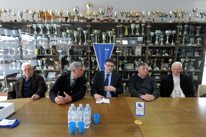 Zadar, 250313
Ministar znanosti, obrazovanja i sporta Zeljko Jovanovic boravak u Zadru zavrsio je posjetom najstarijem djelatnom sportskom drustvu u Zadru i prvom osnovanom hrvatskom veslackom klubu na Jadranskom moru Zadar, 250313
Ministar znanosti, obrazovanja i sporta Zeljko Jovanovic boravak u Zadru zavrsio je posjetom najstarijem djelatnom sportskom drustvu u Zadru i prvom osnovanom hrvatskom veslackom klubu na Jadranskom moru