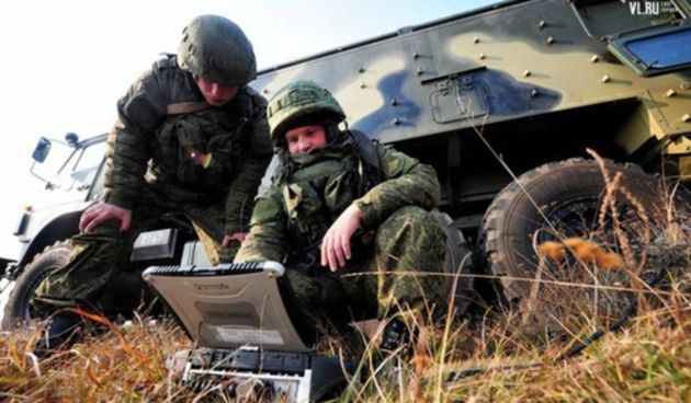 Ruski vojnici programiraju robote, Foto: vl.ru