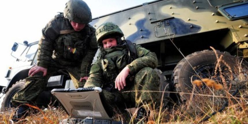 Ruski vojnici programiraju robote, Foto: vl.ru Ruski vojnici programiraju robote, Foto: vl.ru