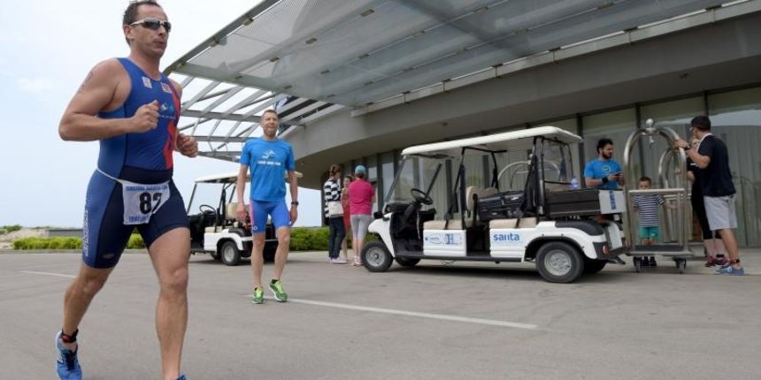 Jutros je zapoceo drugi po redu Falkensteiner Punta Skala triatlon u okolici Falkensteiner odmaralista Punta Skala. Natjecanje je organizirano u suradnji s s Turistickom zajednicom Grada Zadra, TK Split i TK Zadar. Natjecanje se sastoji od dva drzavna pr Jutros je zapoceo drugi po redu Falkensteiner Punta Skala triatlon u okolici Falkensteiner odmaralista Punta Skala. Natjecanje je organizirano u suradnji s s Turistickom zajednicom Grada Zadra, TK Split i TK Zadar. Natjecanje se sastoji od dva drzavna pr
