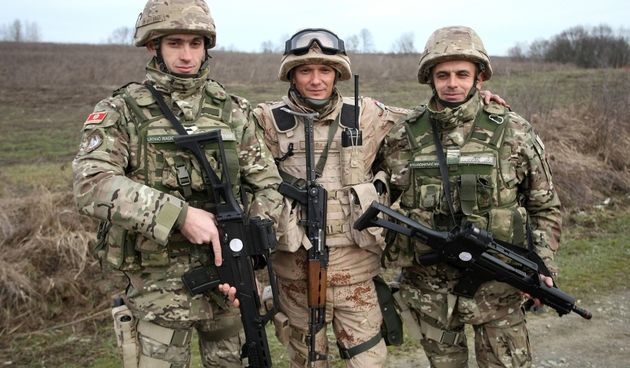 Gasinci – Nacelnik glavnog stozera OS RH general pukovnik Drago Lovric i nacelnik Generalstaba Vojske Crne Gore viceadmiral Dragan Samardzic nazocili su zavrsnom prikazu redovne godisnje vjezbe “Hrvatski ponos13/1” na vojnom poligonu Gasinci. Vjezba je z