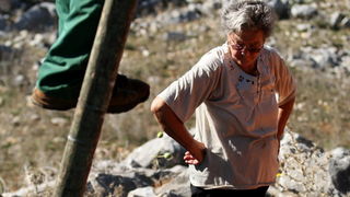 Pag, Lun, 221012.
Berba maslina u lunskom masliniku koji se nalazi kod mjesta Lun na otoku Pagu. Omedjen je suhozidima, prostire se na 400 hektara i sadrzi oko 80.000 stabala maslina. Najveci je maslinik u Hrvatskoj. U Lunskom masliniku rastu brojne jedin Pag, Lun, 221012.
Berba maslina u lunskom masliniku koji se nalazi kod mjesta Lun na otoku Pagu. Omedjen je suhozidima, prostire se na 400 hektara i sadrzi oko 80.000 stabala maslina. Najveci je maslinik u Hrvatskoj. U Lunskom masliniku rastu brojne jedin