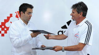 Zadar, 220810.
U sportskom centru Visnjik danas su predstavljeni adidas dresovi hrvatske kosarkaske reprezentacije u kojima ce nastupati na svjetskom prvenstvu u kosarci u Turskoj. Ujedno to je i pocetak cetvorogodisnje sponzorske suradnje adidasa i Hrvat Zadar, 220810.
U sportskom centru Visnjik danas su predstavljeni adidas dresovi hrvatske kosarkaske reprezentacije u kojima ce nastupati na svjetskom prvenstvu u kosarci u Turskoj. Ujedno to je i pocetak cetvorogodisnje sponzorske suradnje adidasa i Hrvat