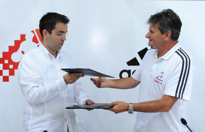 Zadar, 220810.
U sportskom centru Visnjik danas su predstavljeni adidas dresovi hrvatske kosarkaske reprezentacije u kojima ce nastupati na svjetskom prvenstvu u kosarci u Turskoj. Ujedno to je i pocetak cetvorogodisnje sponzorske suradnje adidasa i Hrvat Zadar, 220810.
U sportskom centru Visnjik danas su predstavljeni adidas dresovi hrvatske kosarkaske reprezentacije u kojima ce nastupati na svjetskom prvenstvu u kosarci u Turskoj. Ujedno to je i pocetak cetvorogodisnje sponzorske suradnje adidasa i Hrvat