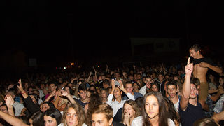 Mještani Bibinja sinoć su uživali u vrhunskom koncertu grupe Colonija na sportskom centru Crljenica Mještani Bibinja sinoć su uživali u vrhunskom koncertu grupe Colonija na sportskom centru Crljenica