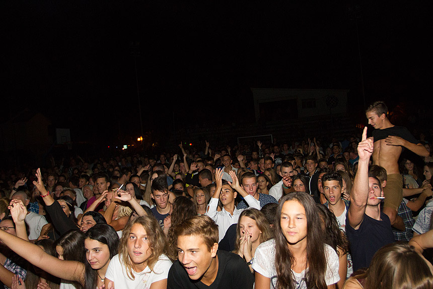 Mještani Bibinja sinoć su uživali u vrhunskom koncertu grupe Colonija na sportskom centru Crljenica Mještani Bibinja sinoć su uživali u vrhunskom koncertu grupe Colonija na sportskom centru Crljenica
