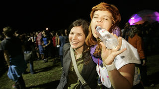 Zagreb, 240609.
Prva vecer T-mobile IN Music Festivala koji se odrzava na Jarunu na dvije pozornice. Kao zvijezde prve veceri nastupili su Lilly Allen, Kraftwerk, Franz Ferdinand na T-mobile stageu i Rokia Traore na Nokia stageu. 
Na slici: djevojke prate