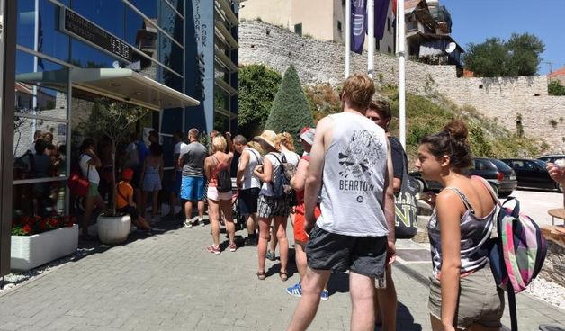 Zbog prevelikih guzvi i zastite prirode NP Krka uveo je ogranicenje da se u parku moze nalaziti makismalno 10.000 posjetitelja . Evidencija se vodi uz pomoc brojaca koji je postavljen na zgradu NP u Skradinu, a koji je povezen sa svim ulazima.