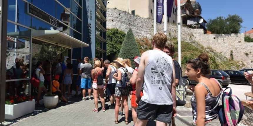 Zbog prevelikih guzvi i zastite prirode NP Krka uveo je ogranicenje da se u parku moze nalaziti makismalno 10.000 posjetitelja . Evidencija se vodi uz pomoc brojaca koji je postavljen na zgradu NP u Skradinu, a koji je povezen sa svim ulazima.