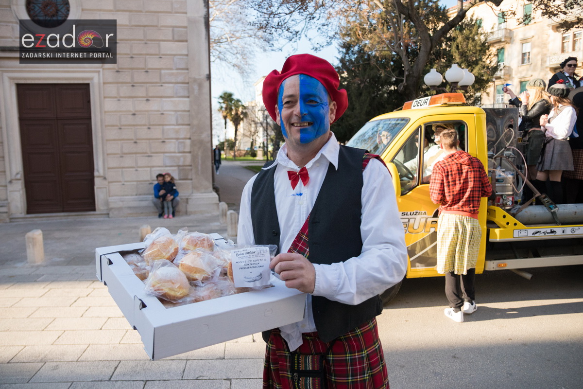 Zadarski karneval 2018: Povorka maškaranih skupina od Gradskih vrata preko Foruma do Narodnog trga Zadarski karneval 2018: Povorka maškaranih skupina od Gradskih vrata preko Foruma do Narodnog trga