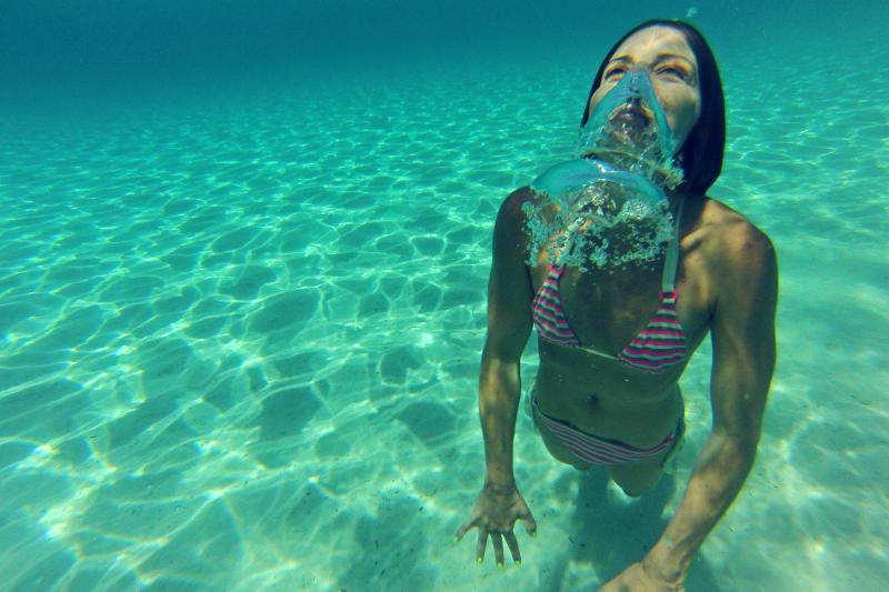 25.07.2013., Dugi otok, Sakarun – Uzduz i poprijeko Dugog otoka u zadarskom arhipelagu u ljetnim danima prepuno je turista, a najomiljenija plaza zasigurno je Sakarun, koja sa nalazi u uvali pokraj mjesta Veli Rat. Pjeskovita plaza sa tirkizno cistim mo