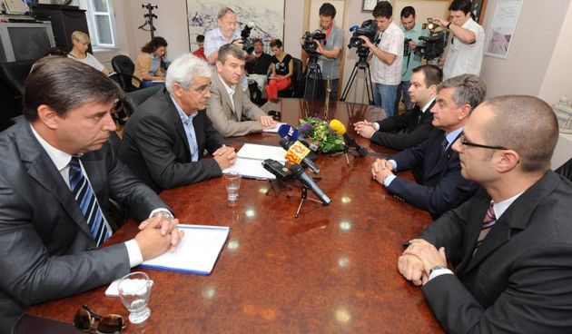 10.06.2013., Sibenik – Bivsi gradonacelnik Sibenika Ante Zupanovic sa zamjenicima Petrom Baranovicem i Frankom Vidovicem izvrsio je primopredaju vlasti novoizabranom gradonacelniku Zeljku Buricu te njegovim zamjenicima Nikoli Pendzeru i Dani Mileti Photo: