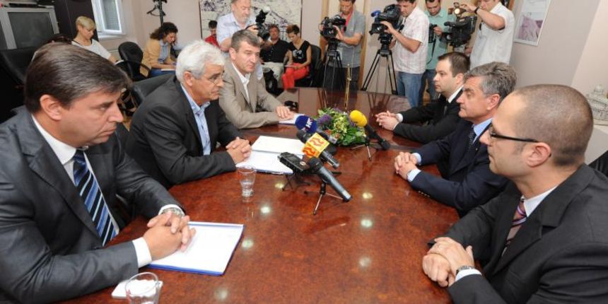 10.06.2013., Sibenik – Bivsi gradonacelnik Sibenika Ante Zupanovic sa zamjenicima Petrom Baranovicem i Frankom Vidovicem izvrsio je primopredaju vlasti novoizabranom gradonacelniku Zeljku Buricu te njegovim zamjenicima Nikoli Pendzeru i Dani Mileti Photo: 10.06.2013., Sibenik – Bivsi gradonacelnik Sibenika Ante Zupanovic sa zamjenicima Petrom Baranovicem i Frankom Vidovicem izvrsio je primopredaju vlasti novoizabranom gradonacelniku Zeljku Buricu te njegovim zamjenicima Nikoli Pendzeru i Dani Mileti Photo: