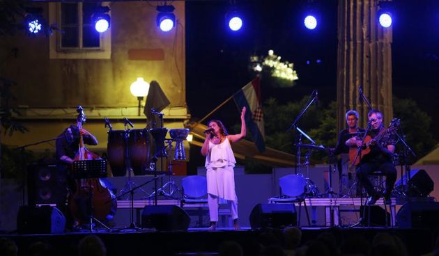 Opis  04.07.2014., Zadar – Na poljani Sime Budinica odrzan je koncert izraelske dive Noe i Love Medicine Banda. Photo: Filip Brala/PIXSELL Autor  Filip Brala/PIXSELL Ključne riječi  koncert, Noa, concert, konzert, Achinoam Nini, pjevacica, izraelska pjev