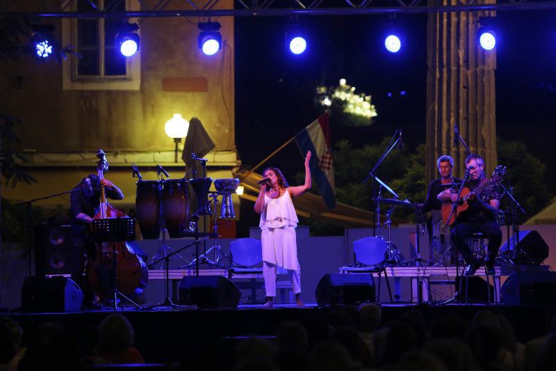 Opis 04.07.2014., Zadar – Na poljani Sime Budinica odrzan je koncert izraelske dive Noe i Love Medicine Banda. Photo: Filip Brala/PIXSELL Autor Filip Brala/PIXSELL Ključne riječi koncert, Noa, concert, konzert, Achinoam Nini, pjevacica, izraelska pjev Opis 04.07.2014., Zadar – Na poljani Sime Budinica odrzan je koncert izraelske dive Noe i Love Medicine Banda. Photo: Filip Brala/PIXSELL Autor Filip Brala/PIXSELL Ključne riječi koncert, Noa, concert, konzert, Achinoam Nini, pjevacica, izraelska pjev