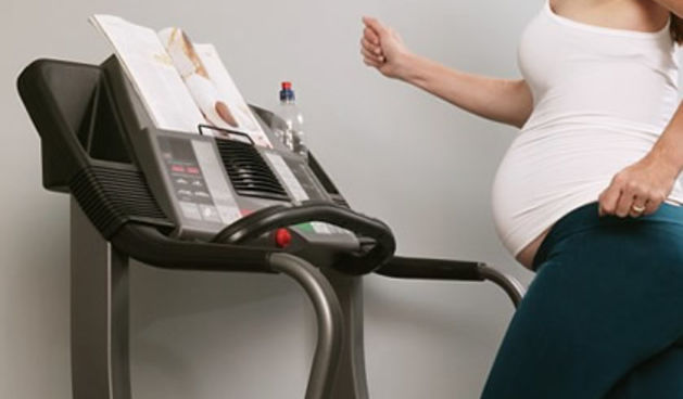 Trudnica trenira na traci za trcanje (Fitness.com.hr)