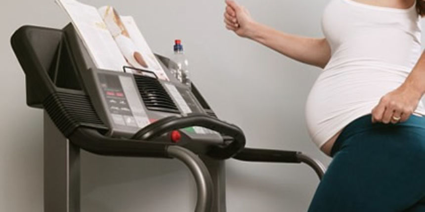 Trudnica trenira na traci za trcanje (Fitness.com.hr)