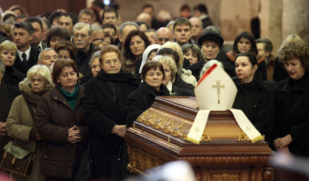 Jutros je u zadarsku katedralu crkvu sv. Stosije doneseno tijelo nadbiskupa mons. Ivana Prendje koje ce biti izlozeno pred oltarom do subote u 11 sati kad ce se odrzati sahrana. Brojni su Zadrani dosli odati pocast preminulom nadbiskupu . Foto : Vladimir