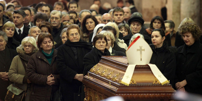 Jutros je u zadarsku katedralu crkvu sv. Stosije doneseno tijelo nadbiskupa mons. Ivana Prendje koje ce biti izlozeno pred oltarom do subote u 11 sati kad ce se odrzati sahrana. Brojni su Zadrani dosli odati pocast preminulom nadbiskupu . Foto : Vladimir