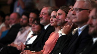 Sarajevo, 300711.
Angelina Jolie primila je pocasnu nagradu Srce Sarajeva kao specijalna gosca 17. Sarajevo Film Festivala.
Na slici: Angelina Jolie, Brad Pitt i hrvatski predsjednik Ivo Josipovic.
Foto: Dado Ruvic / CROPIX