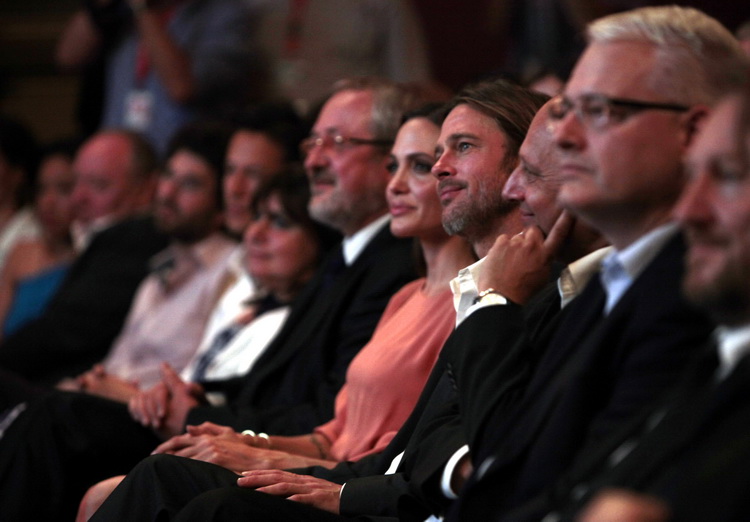 Sarajevo, 300711.
Angelina Jolie primila je pocasnu nagradu Srce Sarajeva kao specijalna gosca 17. Sarajevo Film Festivala.
Na slici: Angelina Jolie, Brad Pitt i hrvatski predsjednik Ivo Josipovic.
Foto: Dado Ruvic / CROPIX