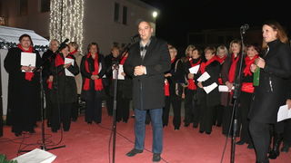 Paljenjem prve adventske svijeće i prigodnim zabavnim programom započela manifestacija Advent na otoku Viru