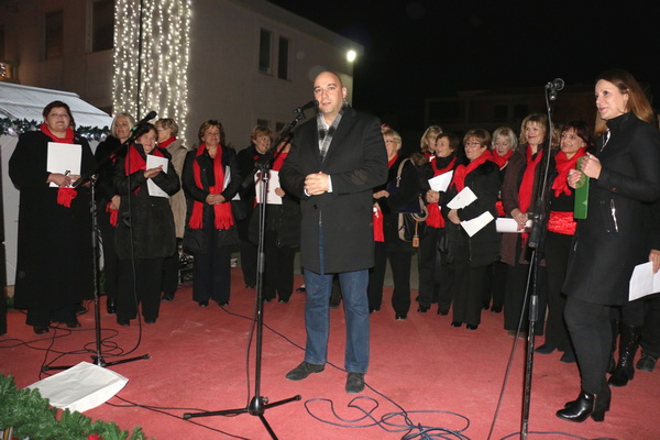 Paljenjem prve adventske svijeće i prigodnim zabavnim programom započela manifestacija Advent na otoku Viru