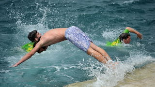 Zadar, 170513. 
Danas su se ucenici zavrsnih razreda zadarskih srednjih skola oprostili od skolskih klupa tradicionalnom Norijadom. 
Uz neizostavni alkohol, pjesmu i prosipanje brasna i jaja po centru grada, nakratko su privukli pozornost prolaznika na se