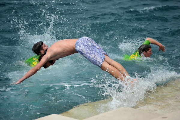 Zadar, 170513. 
Danas su se ucenici zavrsnih razreda zadarskih srednjih skola oprostili od skolskih klupa tradicionalnom Norijadom. 
Uz neizostavni alkohol, pjesmu i prosipanje brasna i jaja po centru grada, nakratko su privukli pozornost prolaznika na se