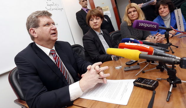 Zagreb, 250113.
Gajeva 5.
Press konferencija, REGOS, uvodi novu elektronicku uslugu koja ce omoguciti gradjanima dobivanje elektronickih dokumenata iz Registra REGOS-a.
Na fotografiji: ministar Mirando Mrsic.
Foto: Damjan Tadic / CROPIX