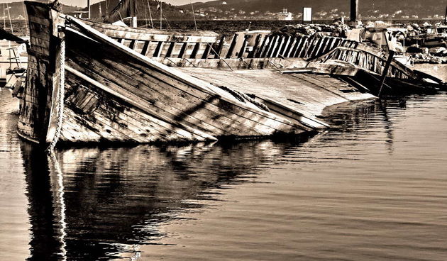 Olupina drvenog broda u lučici Vitrenjak, foto: Leo Kvarantan