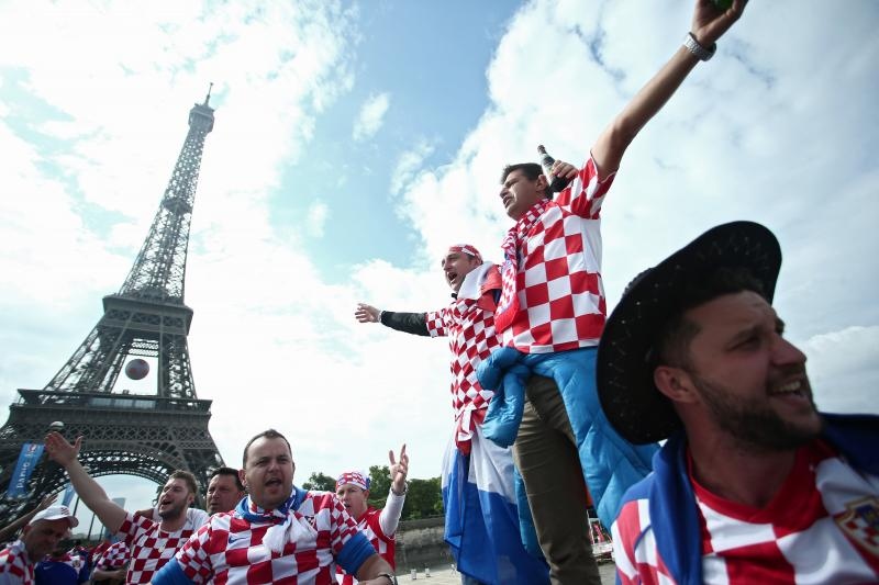 Euro 2016: Hrvatski navijači napravili fenomenalnu atmosferu u Parizu. Photo: Sanjin Strukić/PIXSELL Euro 2016: Hrvatski navijači napravili fenomenalnu atmosferu u Parizu. Photo: Sanjin Strukić/PIXSELL