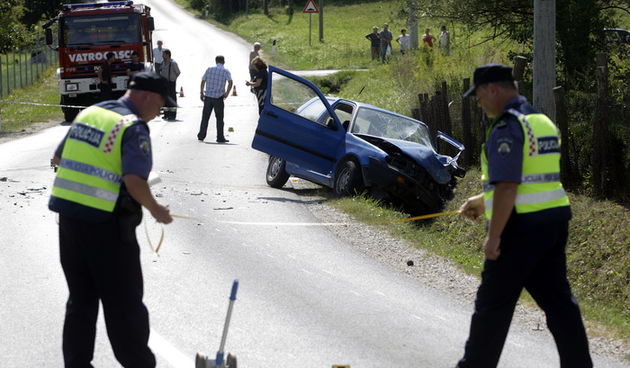 Varazdin, 120911.
U mjestu Jelenscak, kod Novog Marofa, na drzavnoj cesti D24 doslo je do teske prometne nesrece u kojoj je smrtno stradala vozacica osobnog automobila, a dvije djevojcice stare 4 i 12 godina ozljedjene su i prebacene u Opcu bolnicu Varazd
