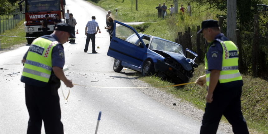 Varazdin, 120911.
U mjestu Jelenscak, kod Novog Marofa, na drzavnoj cesti D24 doslo je do teske prometne nesrece u kojoj je smrtno stradala vozacica osobnog automobila, a dvije djevojcice stare 4 i 12 godina ozljedjene su i prebacene u Opcu bolnicu Varazd