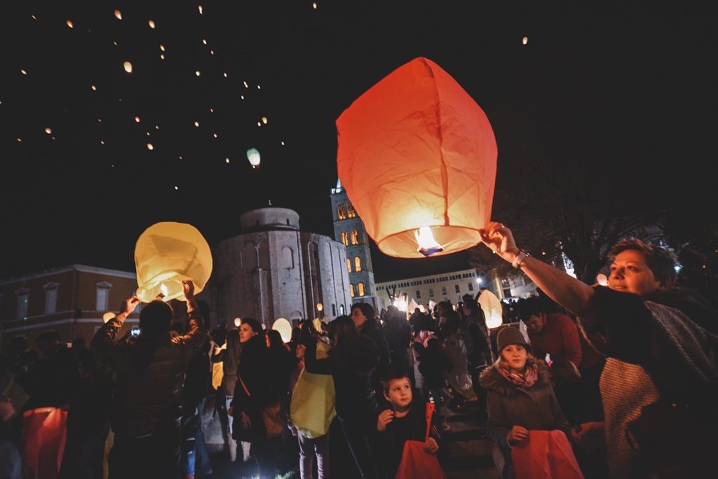 Humanitarni svjetlosni spektakl “Zaželi ljubav” na zadarskom Forumu 21. veljače 2016. Foto: Iva Perinčić Humanitarni svjetlosni spektakl “Zaželi ljubav” na zadarskom Forumu 21. veljače 2016. Foto: Iva Perinčić