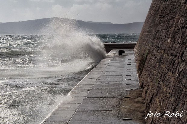 Olujno jugo na zadarskoj rivi 5. studenog 2014. Foto: Roberto Lerga Olujno jugo na zadarskoj rivi 5. studenog 2014. Foto: Roberto Lerga