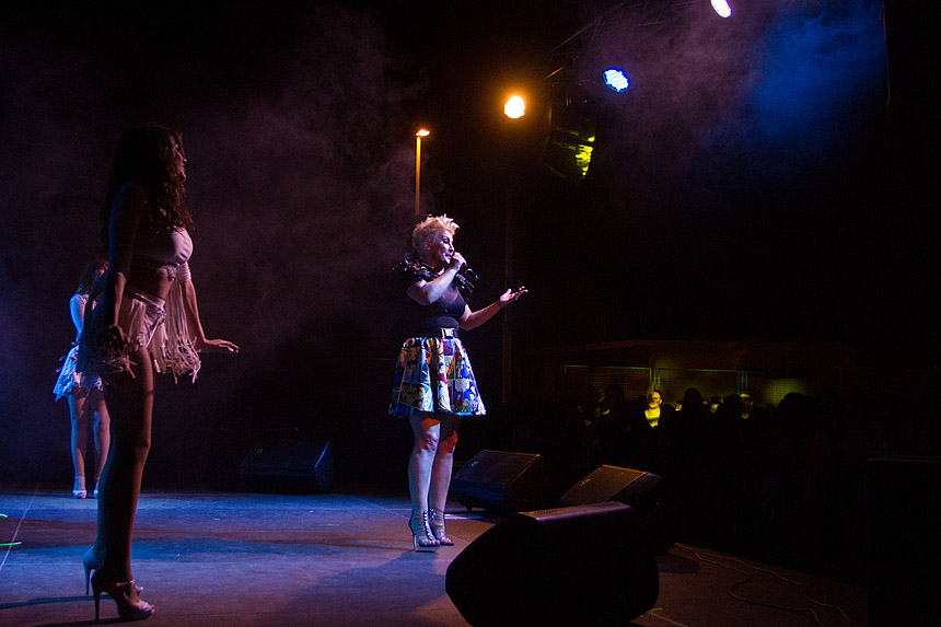 Mještani Bibinja sinoć su uživali u vrhunskom koncertu grupe Colonija na sportskom centru Crljenica Mještani Bibinja sinoć su uživali u vrhunskom koncertu grupe Colonija na sportskom centru Crljenica