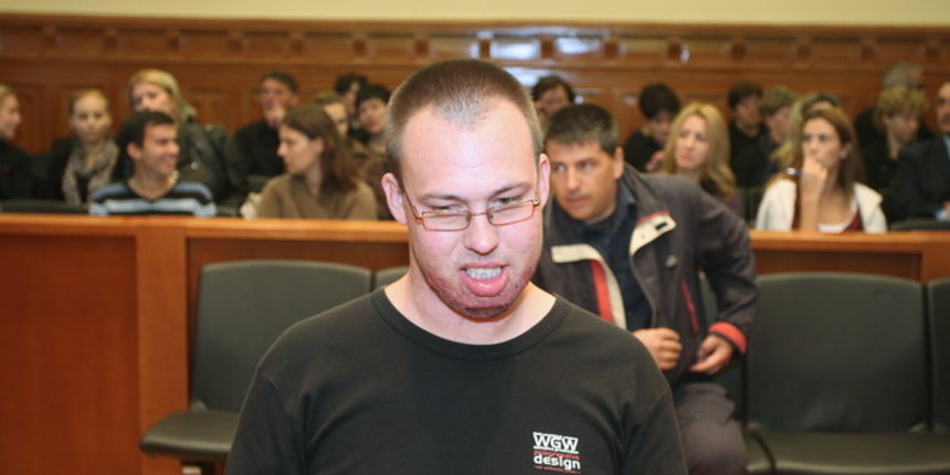 Zadar, 251011.
Danas je na Zupanijskom sudu u Zadru nastavljeno sudjenje Drazenu Slavici. Na fotografiji : Frane Lucic jedini prezivjeli vatrogasac svjedoci o kornatskoj tragediji.
Foto : Andrijia Lucic / cropix Zadar, 251011.
Danas je na Zupanijskom sudu u Zadru nastavljeno sudjenje Drazenu Slavici. Na fotografiji : Frane Lucic jedini prezivjeli vatrogasac svjedoci o kornatskoj tragediji.
Foto : Andrijia Lucic / cropix