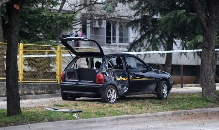 Zadar, 130211.
Jutros oko 10. sati u ulici Ante Starcevica – Bulevar dogodila se prometna nesreca u kojo su sudjelovali osobni automobil marke Opel Corsa i Marcedes. 
Na slici: Ocevid je jos u tjeku.
Foto: Andrija Lucic / CROPIX