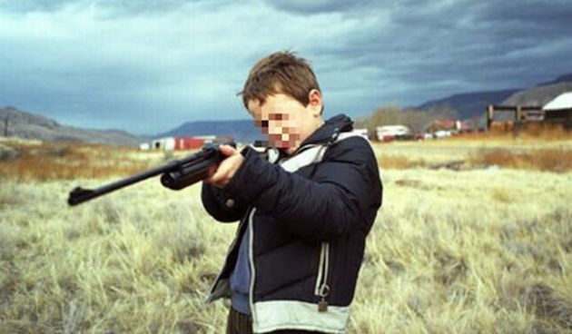 Dječak s puškom – ilustracija (Foto: index.hr)