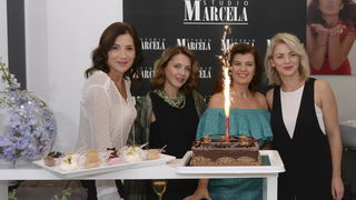 Da je čokolada omiljena svima već je dobro poznato no glumice Ecija Ojdanić, Sanja Vejnović, Ana Vilenica i Ana Begić posebno su uživale u slasticama na proslavi rođendana Studia Marcela međusobno prepričavajući dogodovštine sa seta. Da je čokolada omiljena svima već je dobro poznato no glumice Ecija Ojdanić, Sanja Vejnović, Ana Vilenica i Ana Begić posebno su uživale u slasticama na proslavi rođendana Studia Marcela međusobno prepričavajući dogodovštine sa seta.