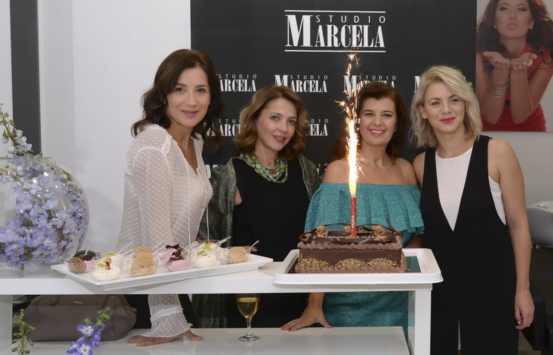 Da je čokolada omiljena svima već je dobro poznato no glumice Ecija Ojdanić, Sanja Vejnović, Ana Vilenica i Ana Begić posebno su uživale u slasticama na proslavi rođendana Studia Marcela međusobno prepričavajući dogodovštine sa seta. Da je čokolada omiljena svima već je dobro poznato no glumice Ecija Ojdanić, Sanja Vejnović, Ana Vilenica i Ana Begić posebno su uživale u slasticama na proslavi rođendana Studia Marcela međusobno prepričavajući dogodovštine sa seta.