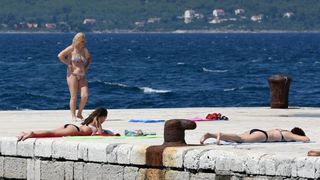 Velik broj turista jutro je proveo u gradu, a dio njih odlucio je plazu zamijeniti rivom. Photo: Dino Stanin/PIXSELL Autor  Dino Stanin/PIXSELL Ključne riječi  gosti, sunce, more, turisti, turizam, kupanje, suncanje, riva