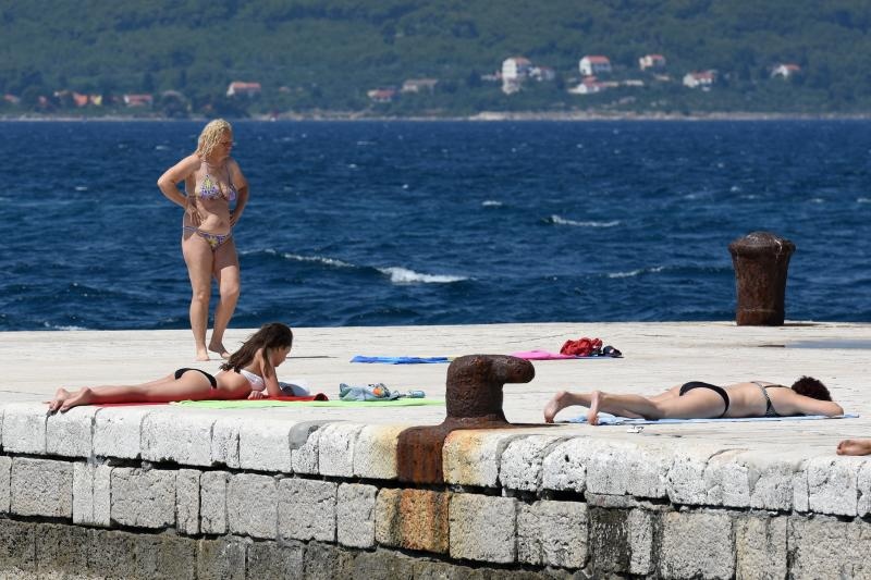 Velik broj turista jutro je proveo u gradu, a dio njih odlucio je plazu zamijeniti rivom. Photo: Dino Stanin/PIXSELL Autor  Dino Stanin/PIXSELL Ključne riječi  gosti, sunce, more, turisti, turizam, kupanje, suncanje, riva