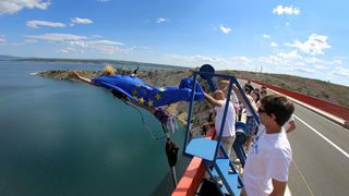 30.06.2013., Zadar – Povodom ulaska Republike Hrvatske u Europsku uniju mladic i djevojka skocili su s Maslenickog mosta sa zastavom Europske unije, dok je mladi Britanac skocio sa hrvatskom zastavom. Photo: Filip Brala/PIXSELL Autor  Filip Brala/PIXSEL