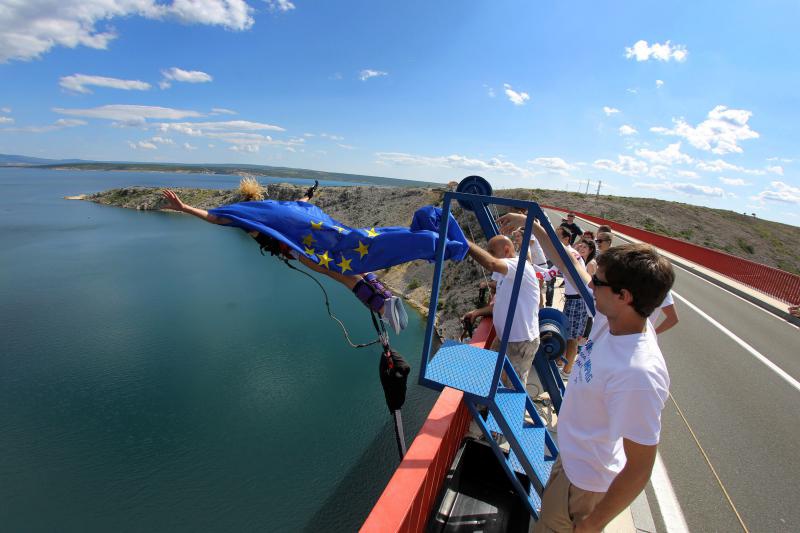 30.06.2013., Zadar – Povodom ulaska Republike Hrvatske u Europsku uniju mladic i djevojka skocili su s Maslenickog mosta sa zastavom Europske unije, dok je mladi Britanac skocio sa hrvatskom zastavom. Photo: Filip Brala/PIXSELL Autor  Filip Brala/PIXSEL