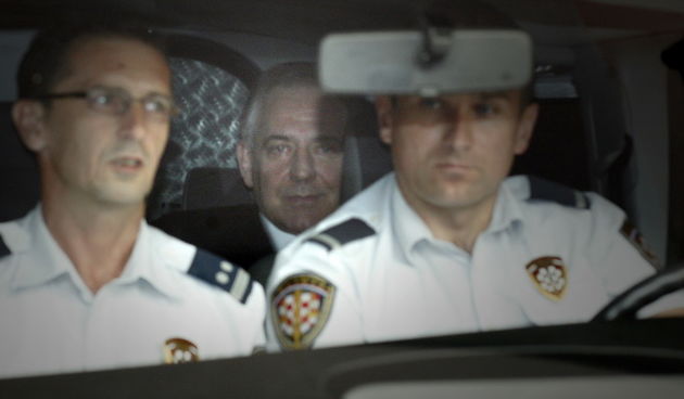 Zagreb, 300911.
Zupanijski sud.
Nakon vise od tri sata provedenog na Zupanijskom sudu, bivsi premijer Ivo Sanader ponovo je vracen u zatvor Remetinec. 
Sanader je bio saslusan optuznice podignute protiv njega koja ga tereti za primanje mita od 3,5 milijun